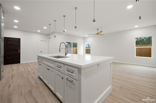 Building Photo - 17 E Solar Dr