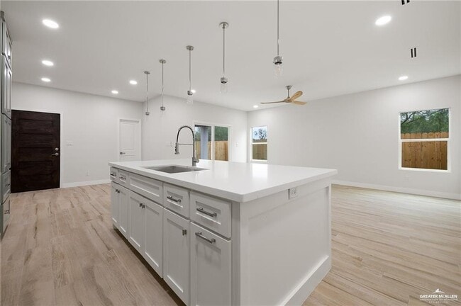 Building Photo - 2615 E Solar Dr
