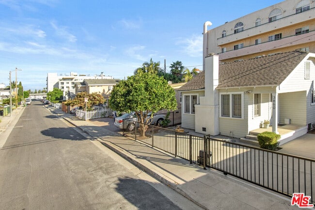 Building Photo - 3860 Goldwyn Terrace