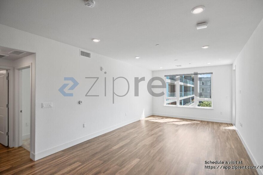 Building Photo - 5925 Charlotte Dr