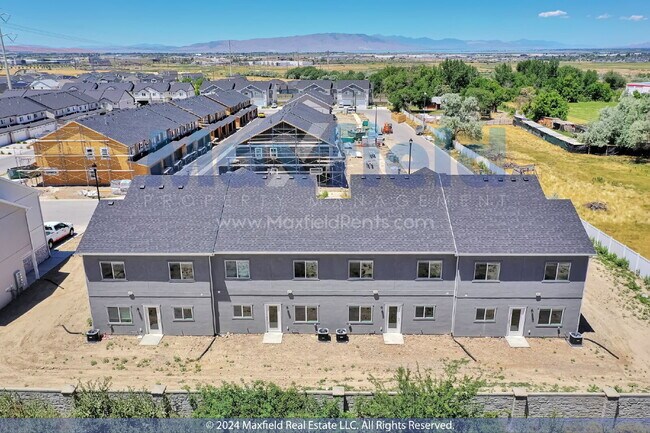 Building Photo - Interior New Townhouse - 3BD 3BA 2GA