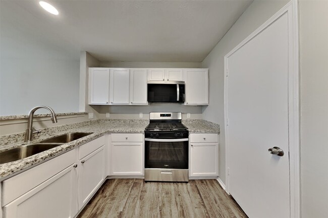 Building Photo - 11818 Sandy Stream Dr