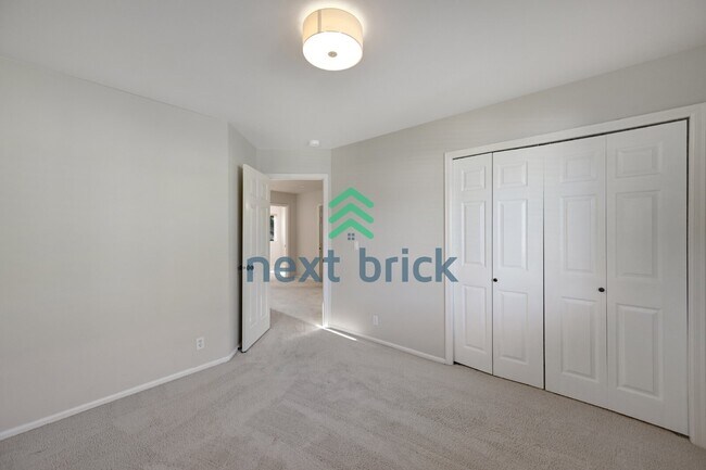 Building Photo - Quiet and Spacious 5-Bedroom Haven w/ 2.5 Baths – 2420 Sq Ft of Comfort Awaits!