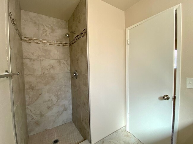 Building Photo - $2,150 Gettysburg & Minnewawa, 3 Bedroom - Across From Tarpey Elementary