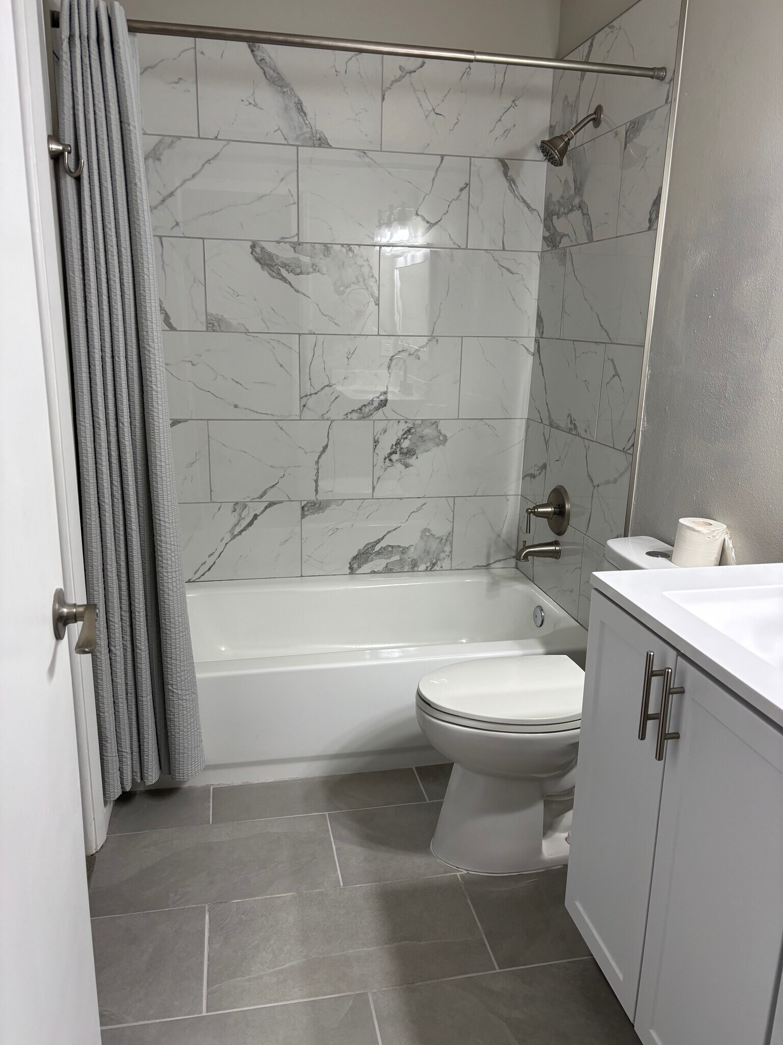 Main bath - 927 Capri Isles Blvd