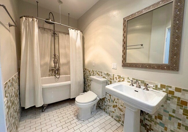 Building Photo - 3952 Richmond St