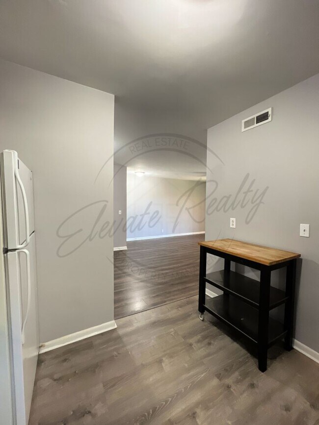 Building Photo - Bright and Airy Second-Floor Apartment with Upgrades and Pet Friendly!