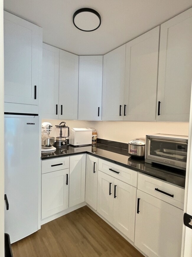 Building Photo - 5245 W Ardmore Ave