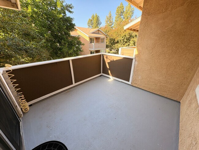 Building Photo - ***MOVE-IN SPECIAL*** AVAILABLE NOW! 2 Bedroom 2 bathroom upstairs unit located in Ontario