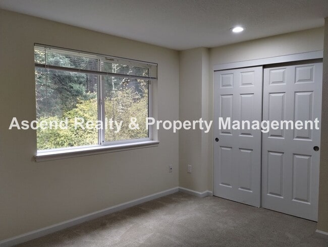 Building Photo - Price Reduced! Beautifully Updated 2 Level...