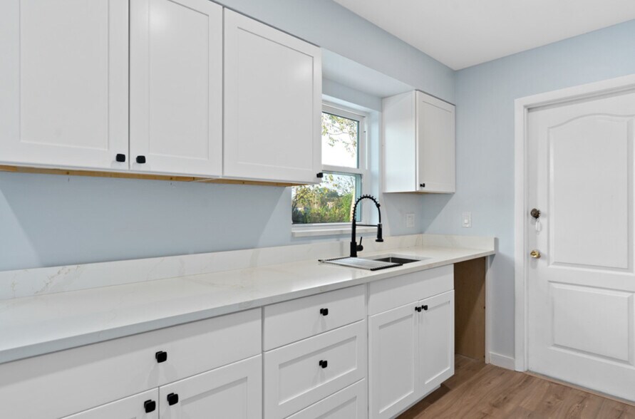 Building Photo - 3806 Groome Dr