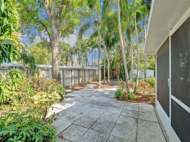 Building Photo - 920 NE 34th Ct