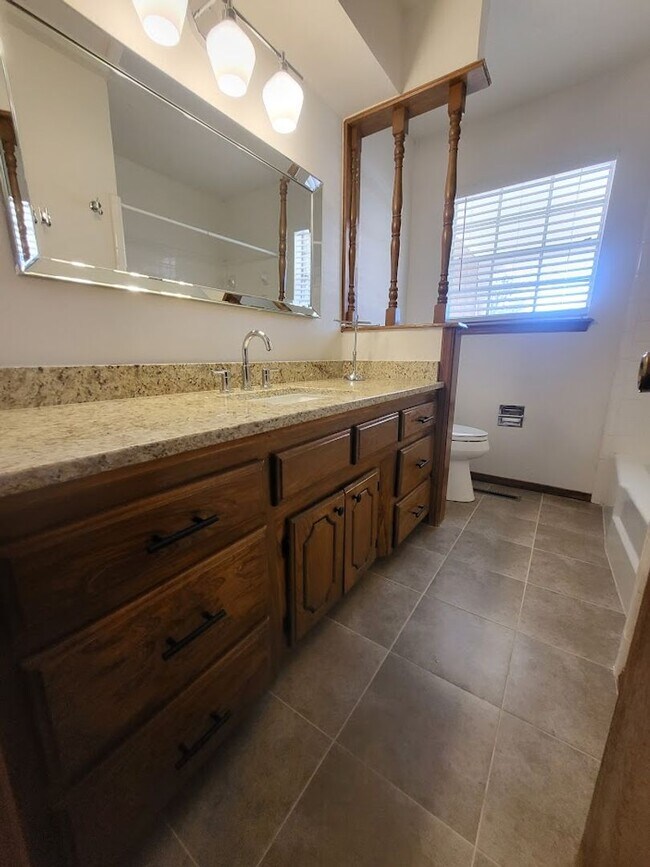 Building Photo - (3) Bed/(2.5) Bath Home on Cul-de-Sac Street AVAIL NOW!