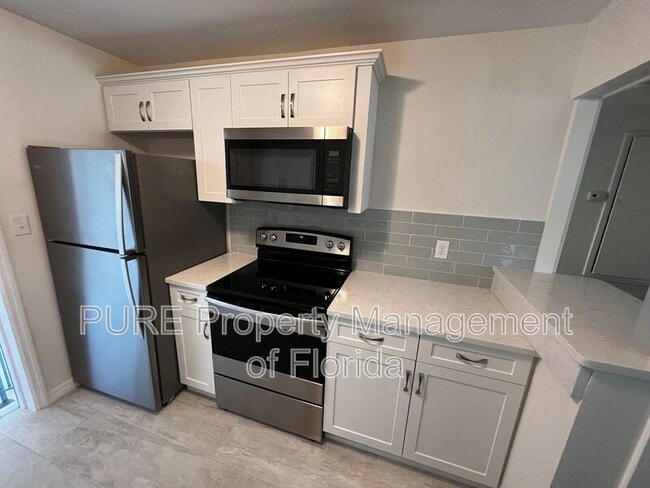 Building Photo - 1220 SE 3rd St