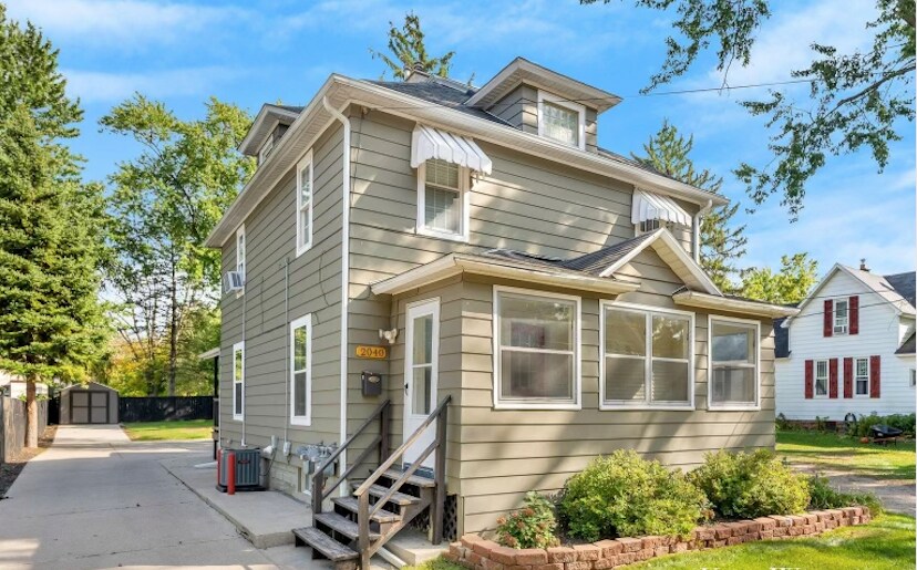 Building Photo - 2040 Roos Ave SW