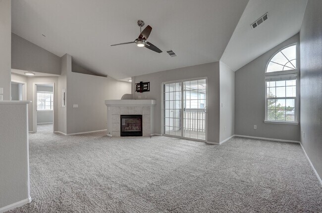 Building Photo - $2,100 - 2 Bed, 2 Bath Townhome in Thornto...