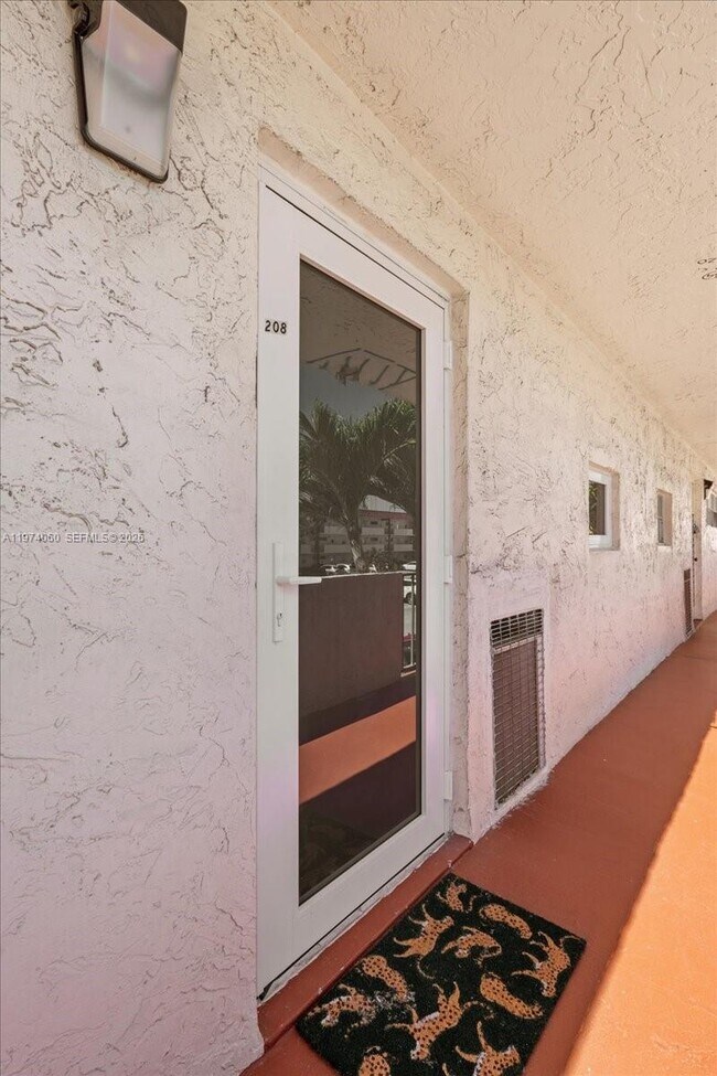 Building Photo - 811 S Hollybrook Dr