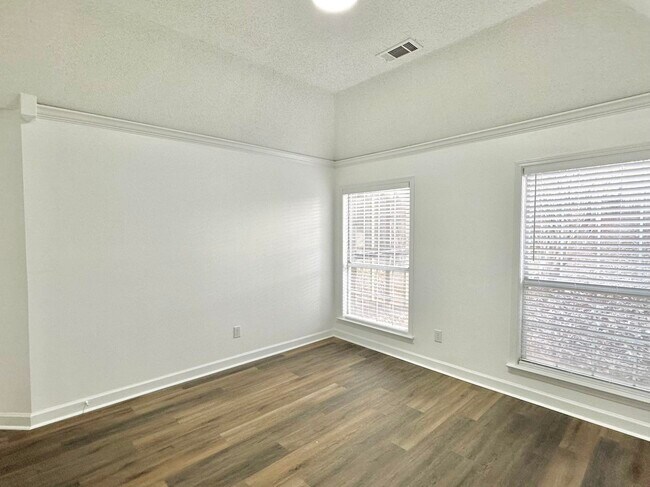 Building Photo - 5445 Pine Oak Ln