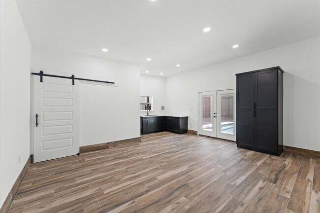 Building Photo - 10070 Cedardale Dr