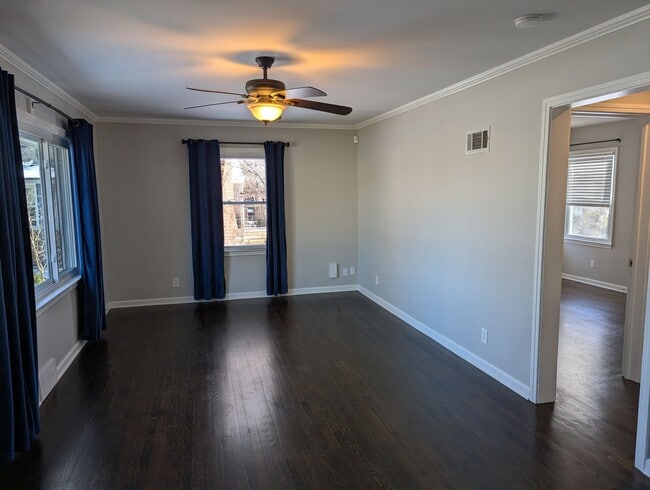Building Photo - Remodeled 2 Bedroom 1.5 Bath - Overland Park