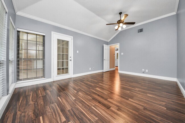 Building Photo - 15818 Sweetwater Creek Dr