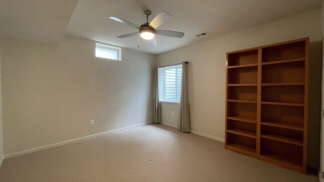 Building Photo - 5-Bedroom Colonial in Lake Ridge