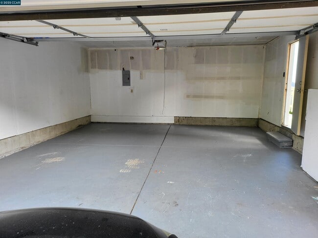 Building Photo - 23 Dove Ln