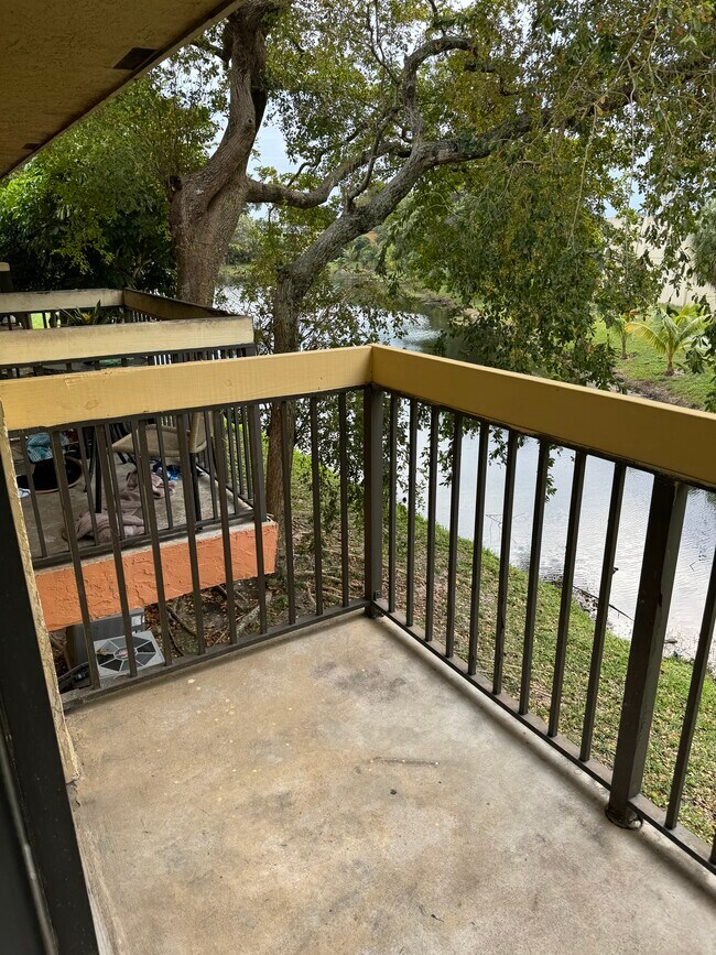 Building Photo - 4207 Lakeside Dr