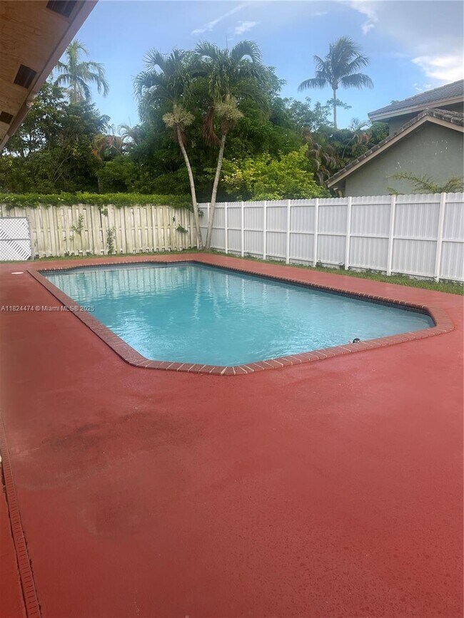 Building Photo - 16852 SW 148th Ave
