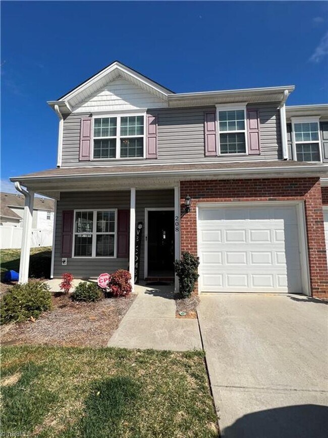 Primary Photo - Fabulous 3BR 2.5BA Townhome with Community...