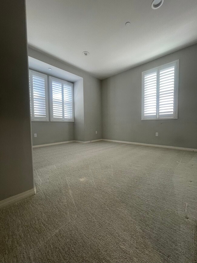 Building Photo - 812 S Gladys Ave