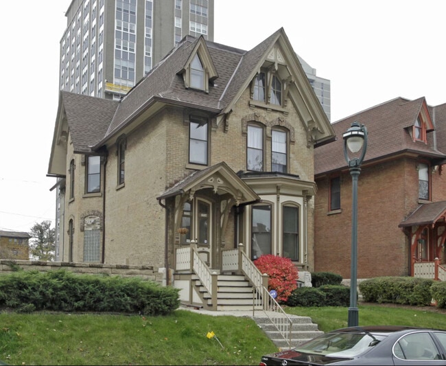 Building Photo - 1716 N Farwell Ave