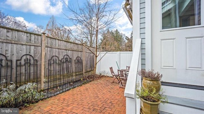 Building Photo - 28 Bank St