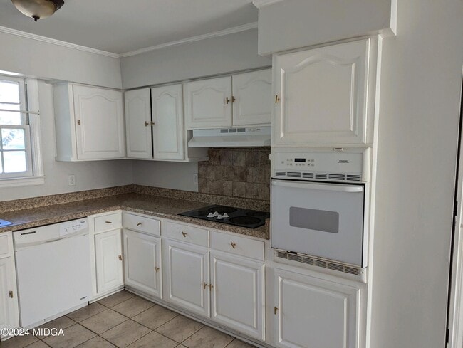 Building Photo - 2971 Crestline Dr