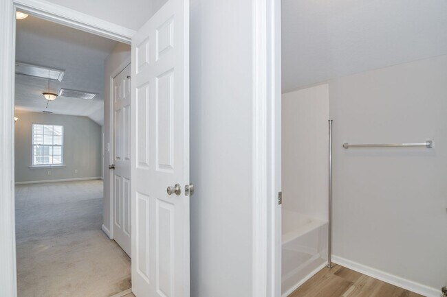 Building Photo - 3 Bedroom 2.5 Bath Townhouse