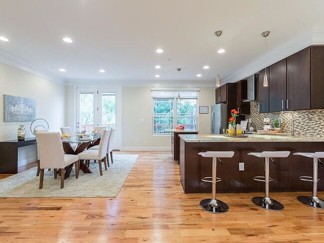 Building Photo - "Spacious Urban Living: Luxurious 4-Bed, 4-Bath Duplex in the Heart of Washington, DC!"