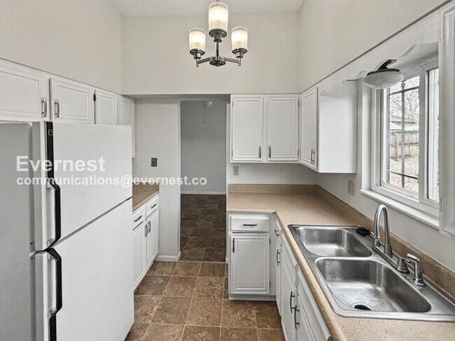 Building Photo - 5 Bed, 2.5 Bath Home with Fenced Yard & Garage / Available Soon!