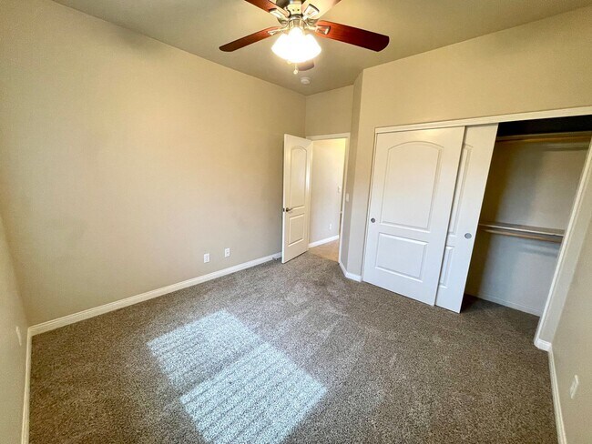 Building Photo - Beautiful 3 Bedroom Home in Hualapai Shadows! *HOME IS CURRENTLY OCCUPIED, PLEASE DO NOT DISTURB ...