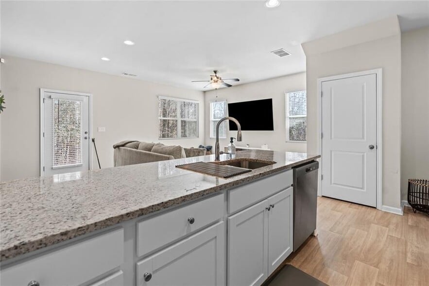 Building Photo - 2830 Ridgeview Dr