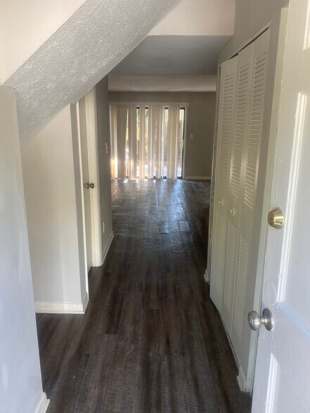 Building Photo - 141 Governors Dr