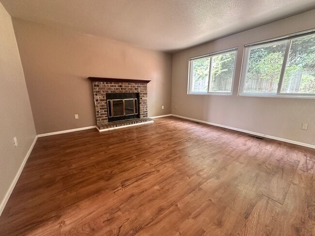 Building Photo - Charming Bellevue Rental – Available May 1st!
