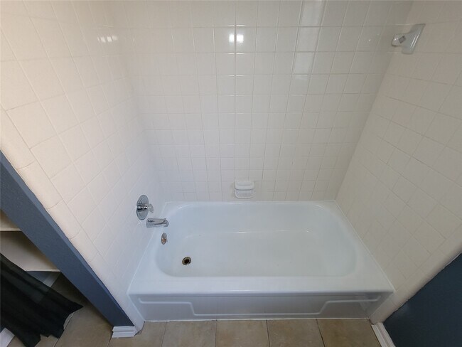 Building Photo - 409 S Travis