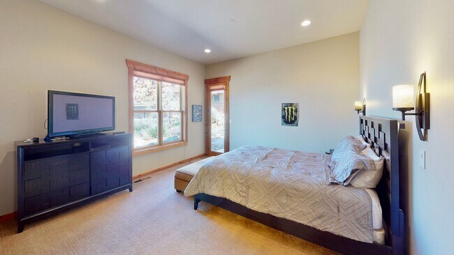 Building Photo - Luxurious and comfortable living experience