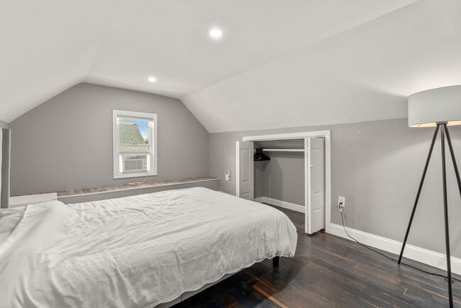 Building Photo - 133 Nichols St