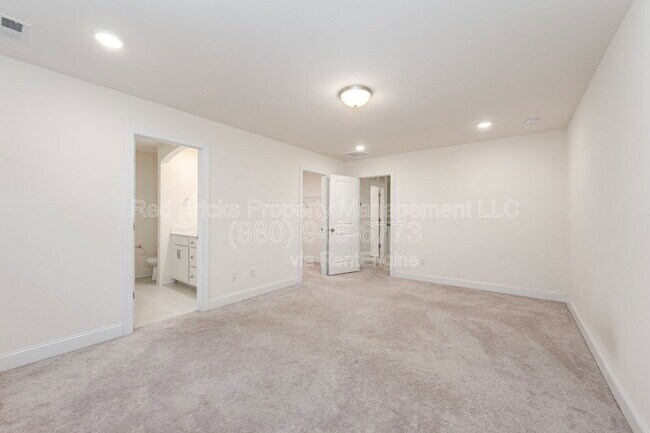 Building Photo - 8046 Saluda Dr