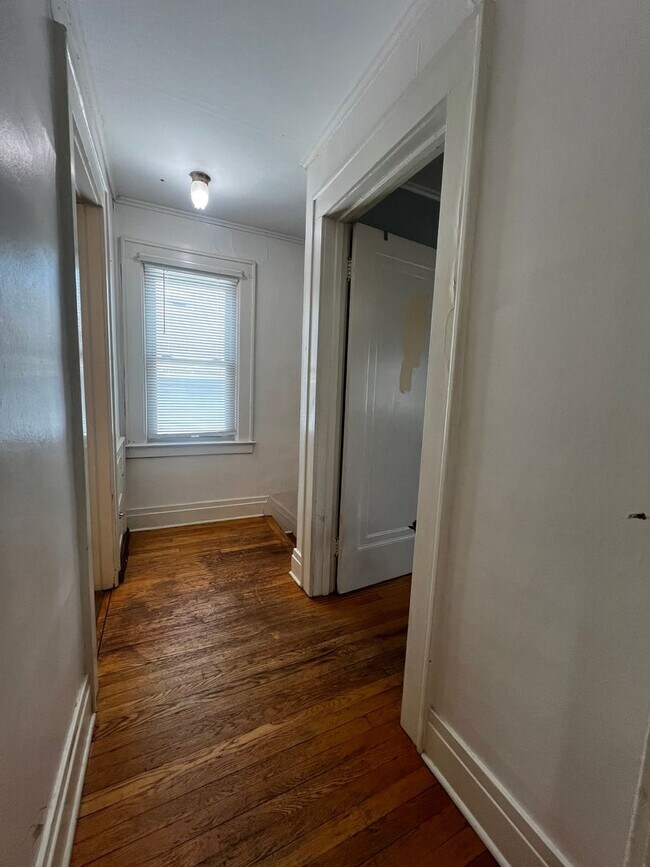 Building Photo - 2 Bed, 1 Bath- Single Family For Rent in t...
