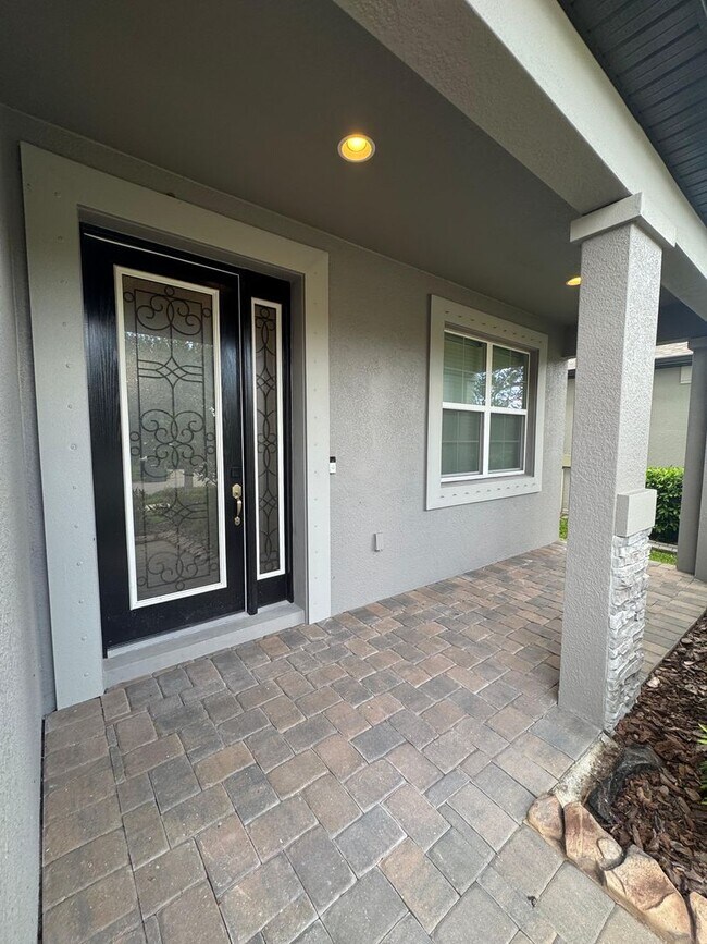 Building Photo - Spacious 5-Bedroom Riverview Home