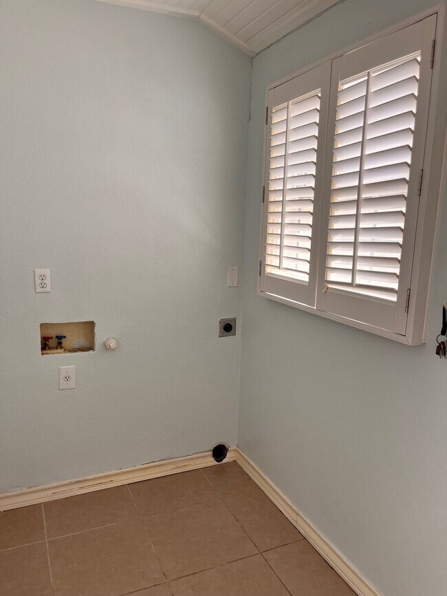 Building Photo - 357 Irvington Dr