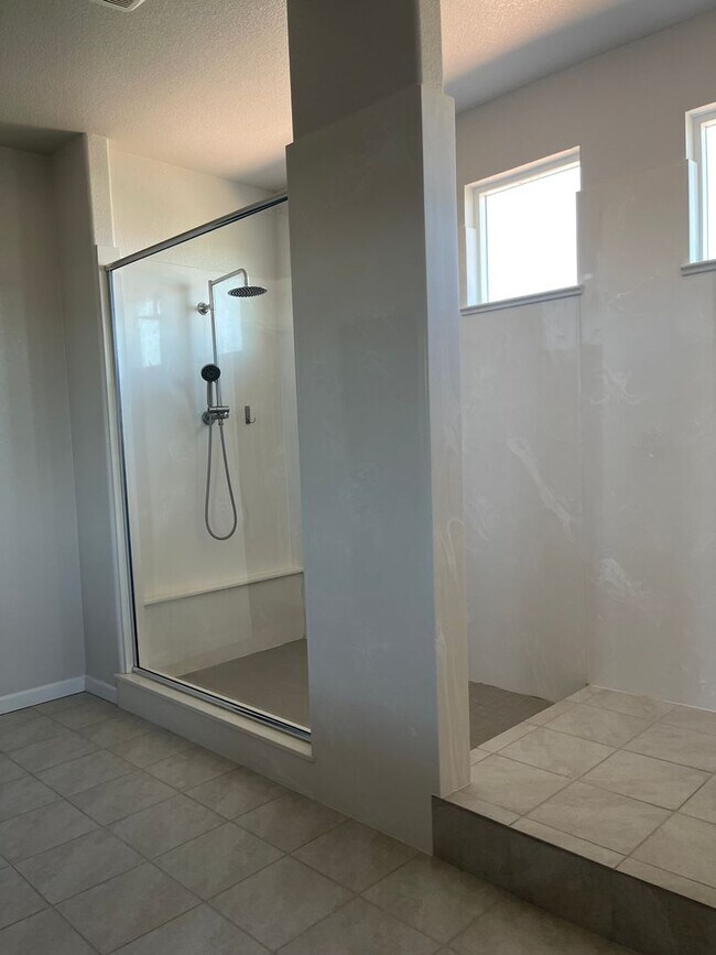 Building Photo - 427 Avignon Way