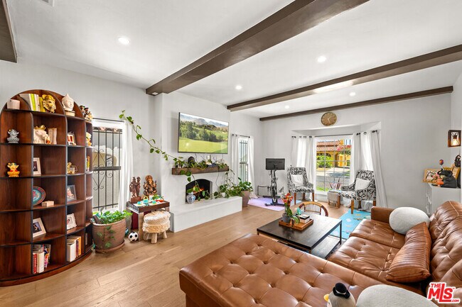 Building Photo - 3871 Roxton Ave